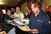 Russell Crowe: Unterschriften für die Fans (Foto: MartiN Schmitz)